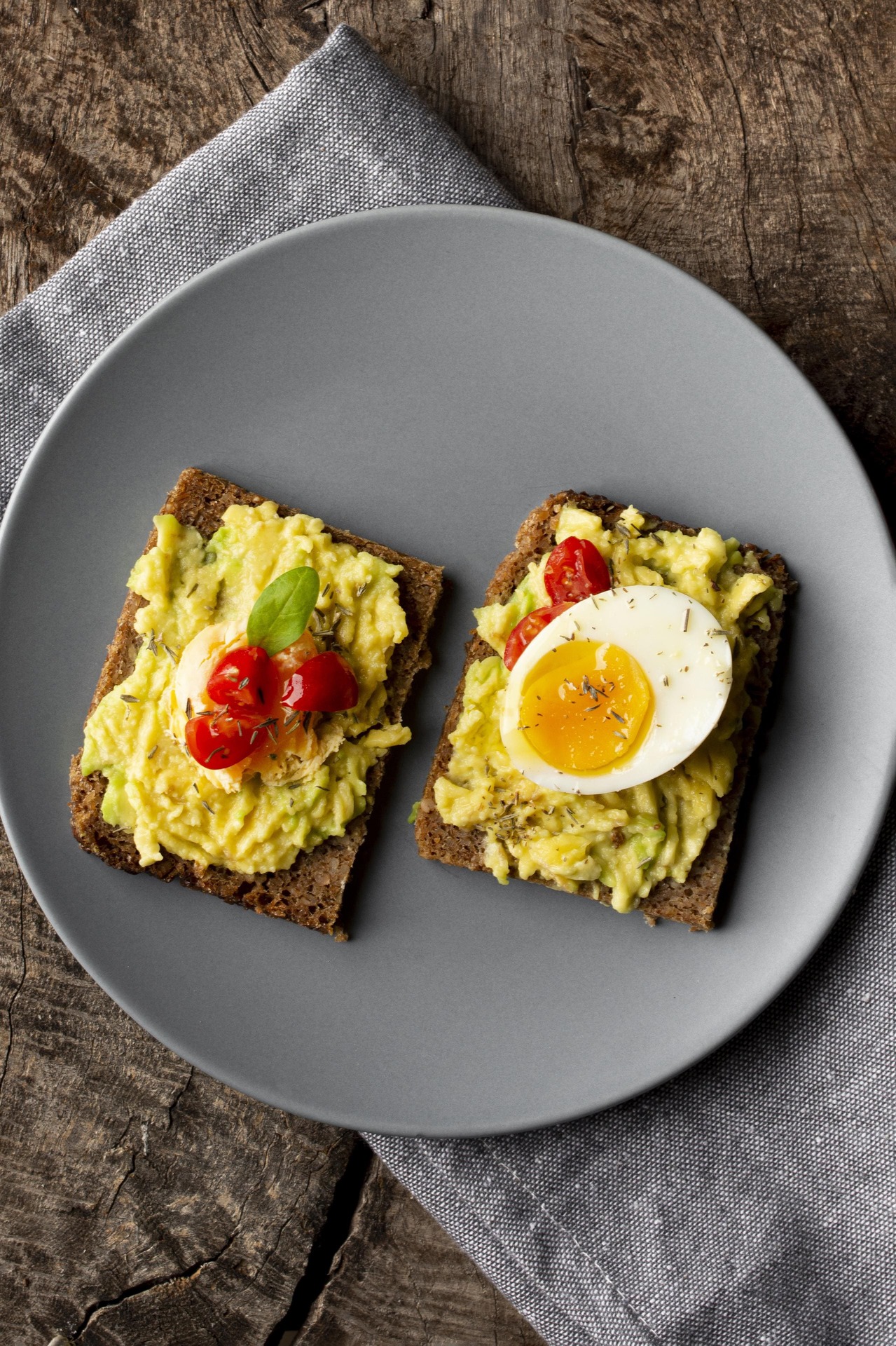 tostadas saladas de aguacate y hueco en un Coffe & Brunch